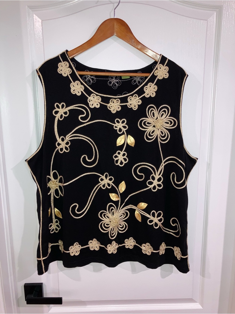 Black & Gold Floral Embroidered Sleeveless Top - size XXL? (Ptp: 25”)